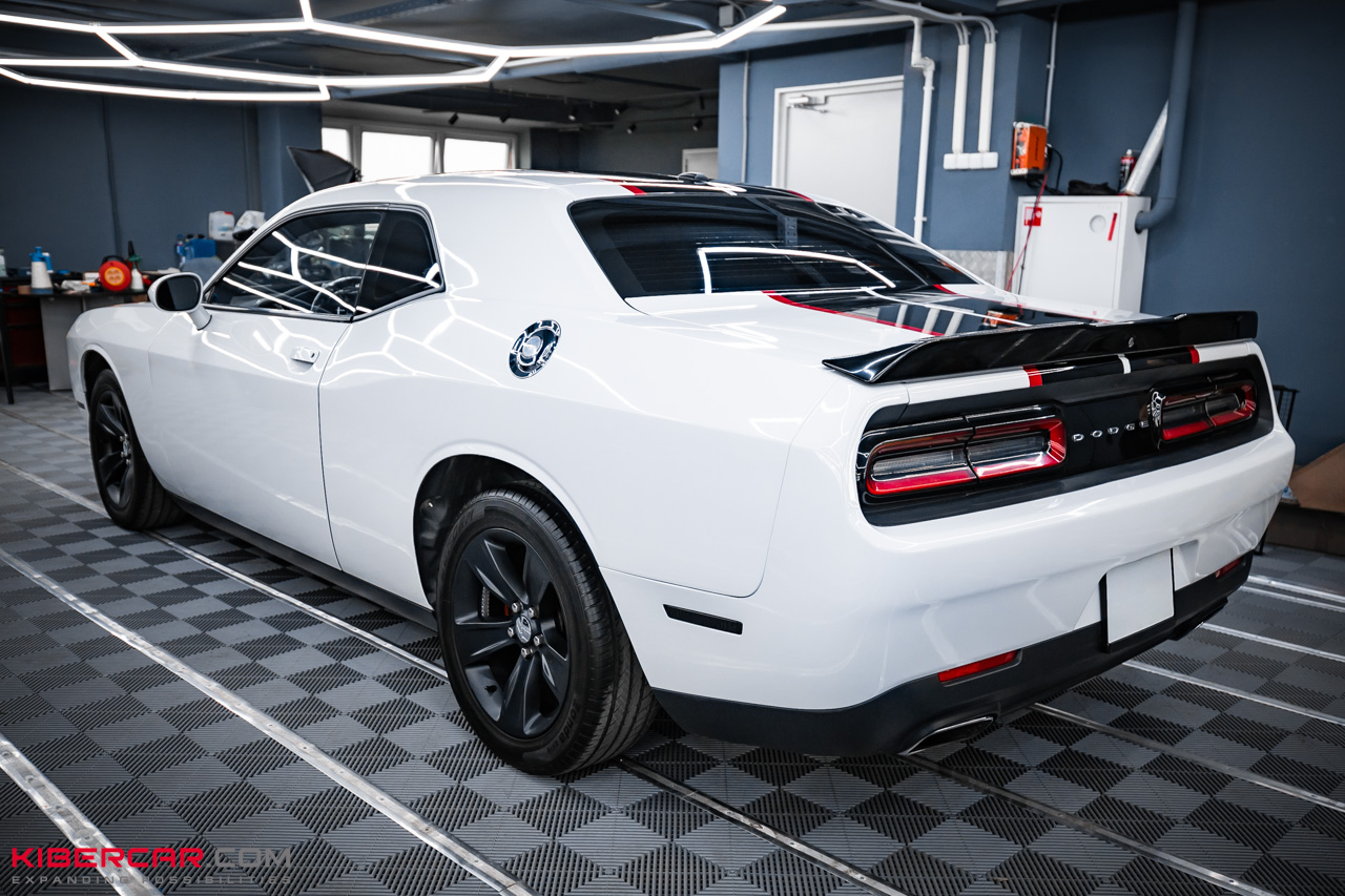 Двойная оклейка Dodge Challenger: спортивные полосы и защита кузова полиуретаном