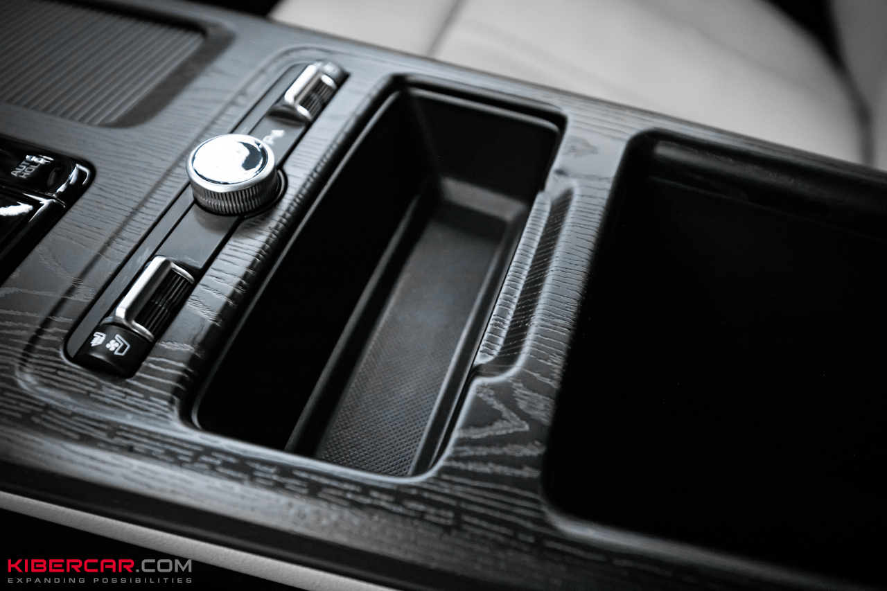 Аквапринт салона Kia K5: эффект натурального дерева в темно-сером оттенке