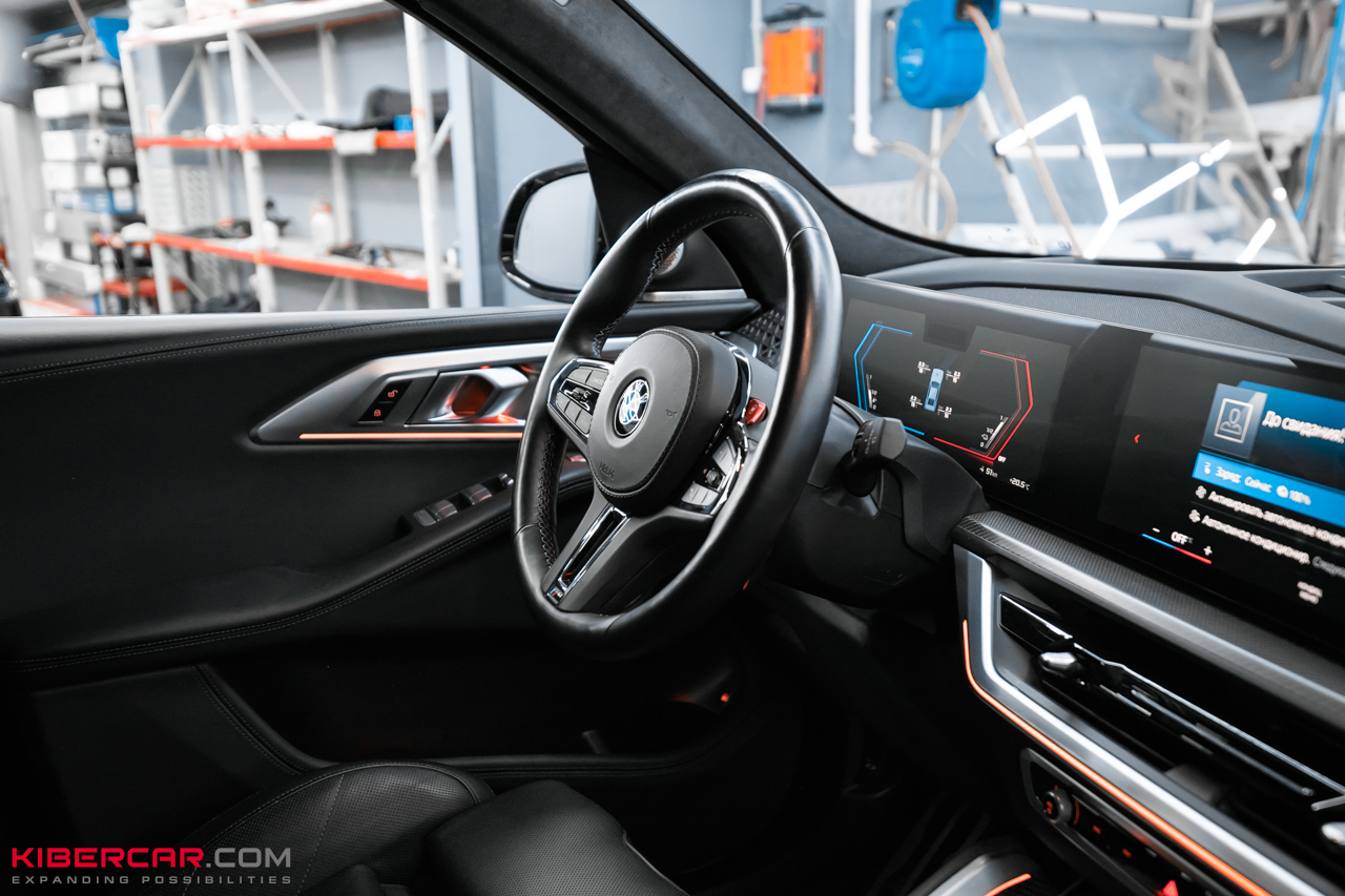 Перешив салона и руля с добавлением карбона на BMW XM: яркий интерьер в стиле автомобиля