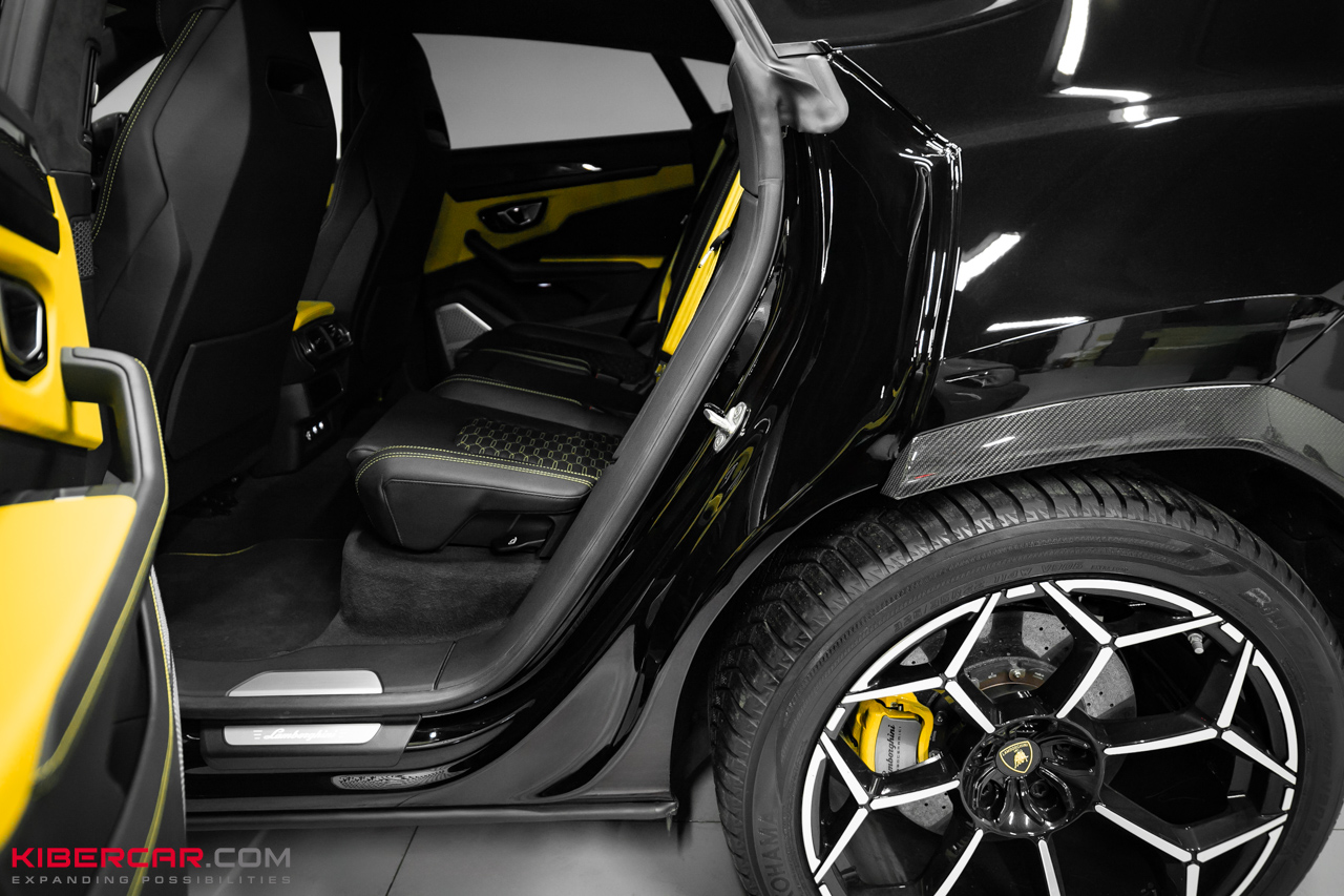 Оклейка Lamborghini Urus цветной полиуретановой пленкой с проемами: глубокий черный глянец вместо серого