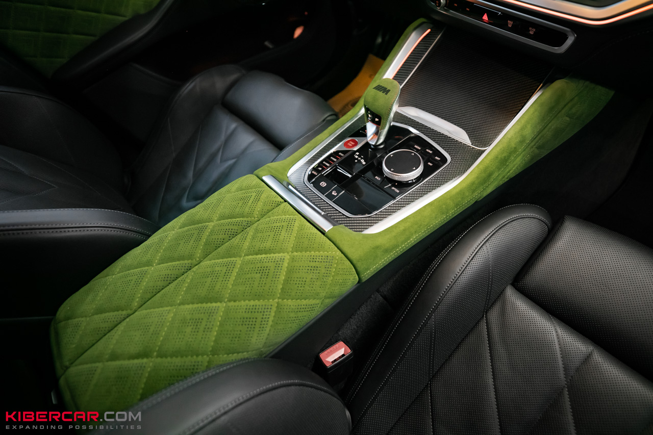Перешив салона и руля с добавлением карбона на BMW XM: яркий интерьер в стиле автомобиля