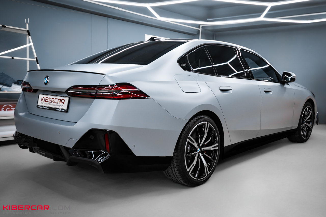 BMW М5 G90: оклейка кузова матовой пленкой