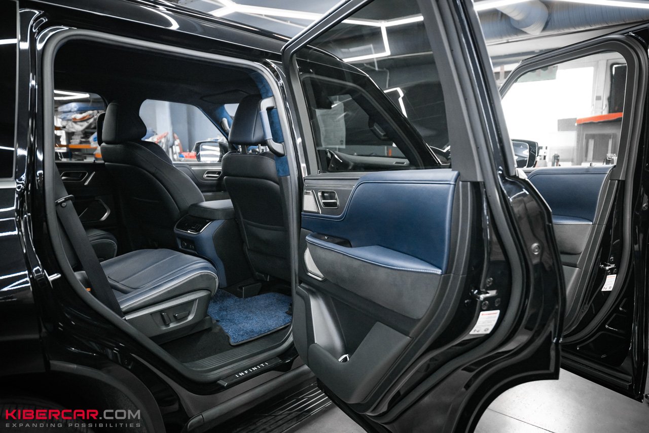 Перешив элементов салона Infiniti QX80: больше синих акцентов