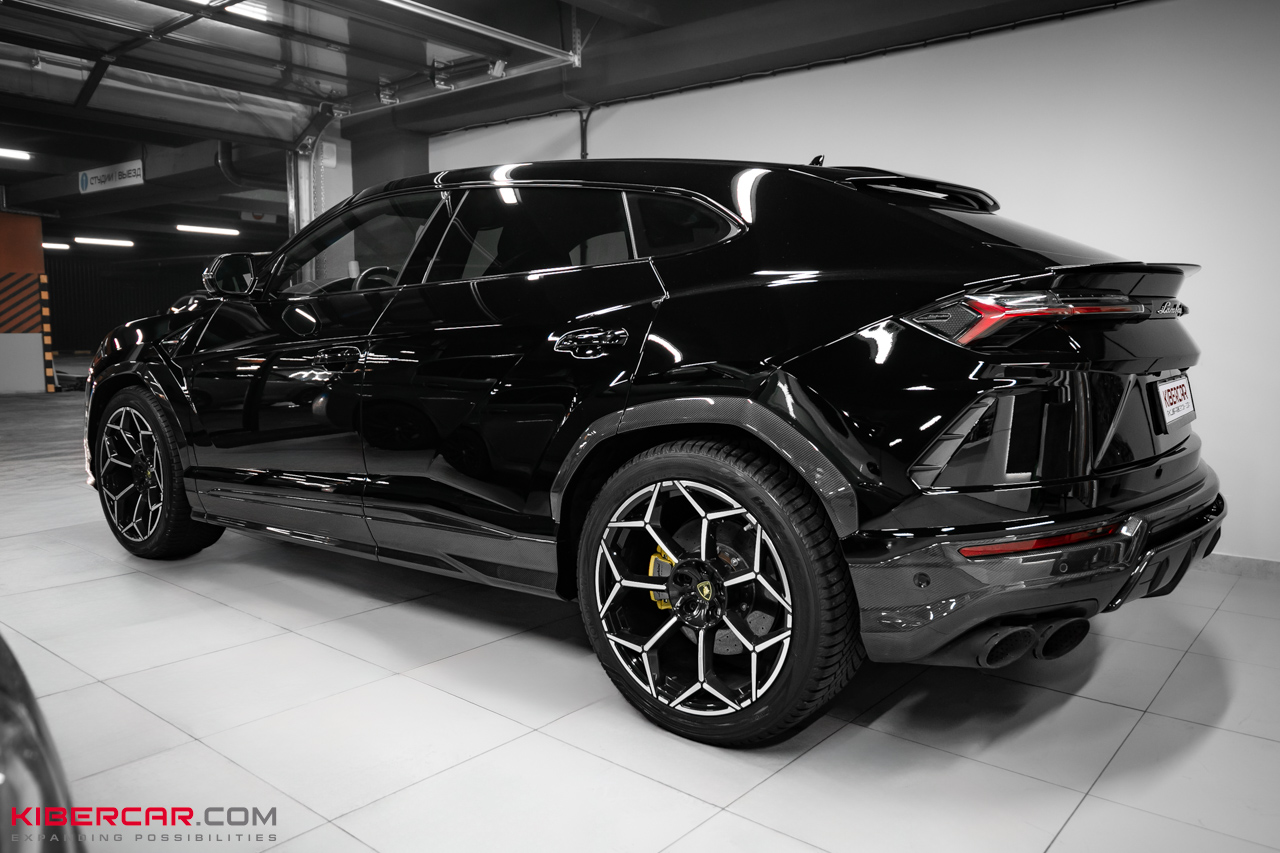 Оклейка Lamborghini Urus цветной полиуретановой пленкой с проемами: глубокий черный глянец вместо серого