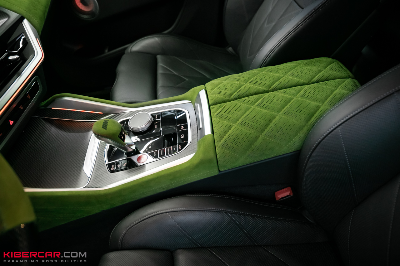 Перешив салона и руля с добавлением карбона на BMW XM: яркий интерьер в стиле автомобиля