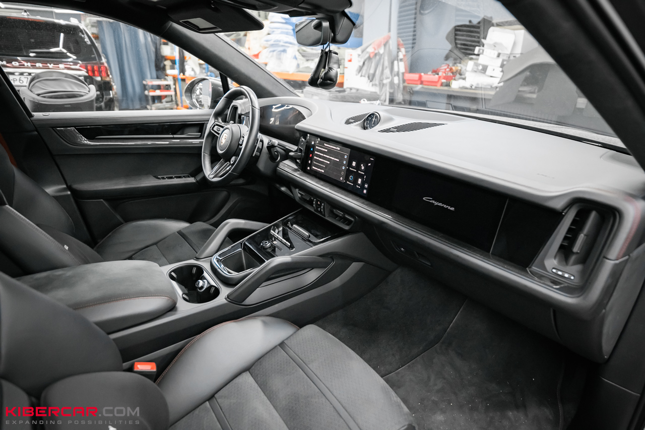 Ламинация карбоном элементов салона Porsche Cayenne: стильные акценты без визуального перегруза
