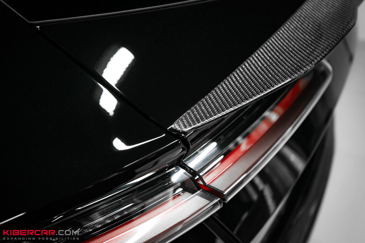 Оклейка Lamborghini Urus цветной полиуретановой пленкой с проемами: глубокий черный глянец вместо серого