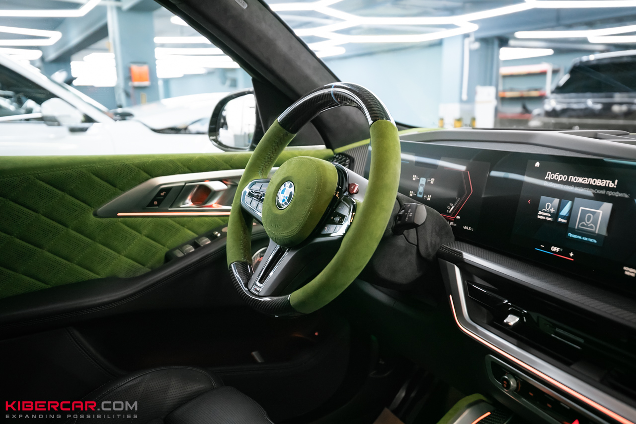 Перешив салона и руля с добавлением карбона на BMW XM: яркий интерьер в стиле автомобиля