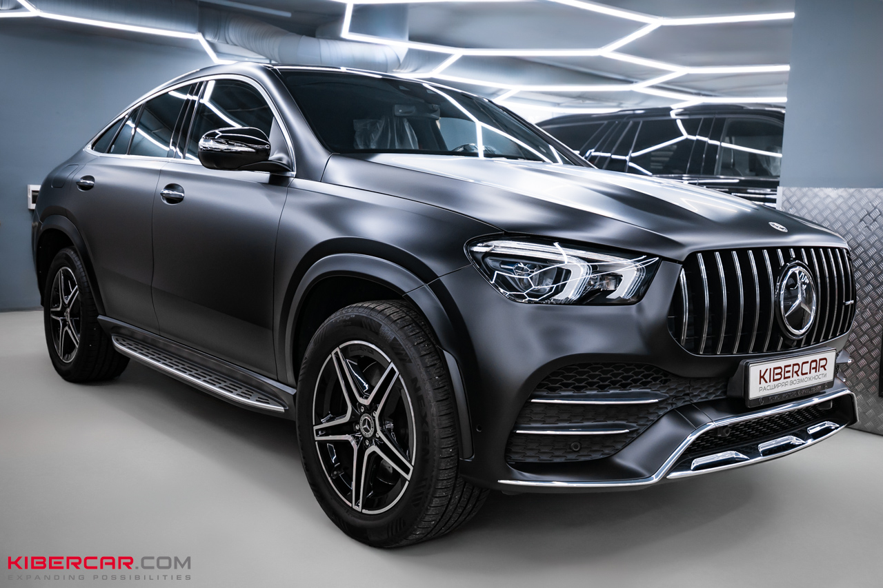 Замена ремней безопасности на Mercedes-Benz GLE Coupe: спортивный акцент в черном салоне