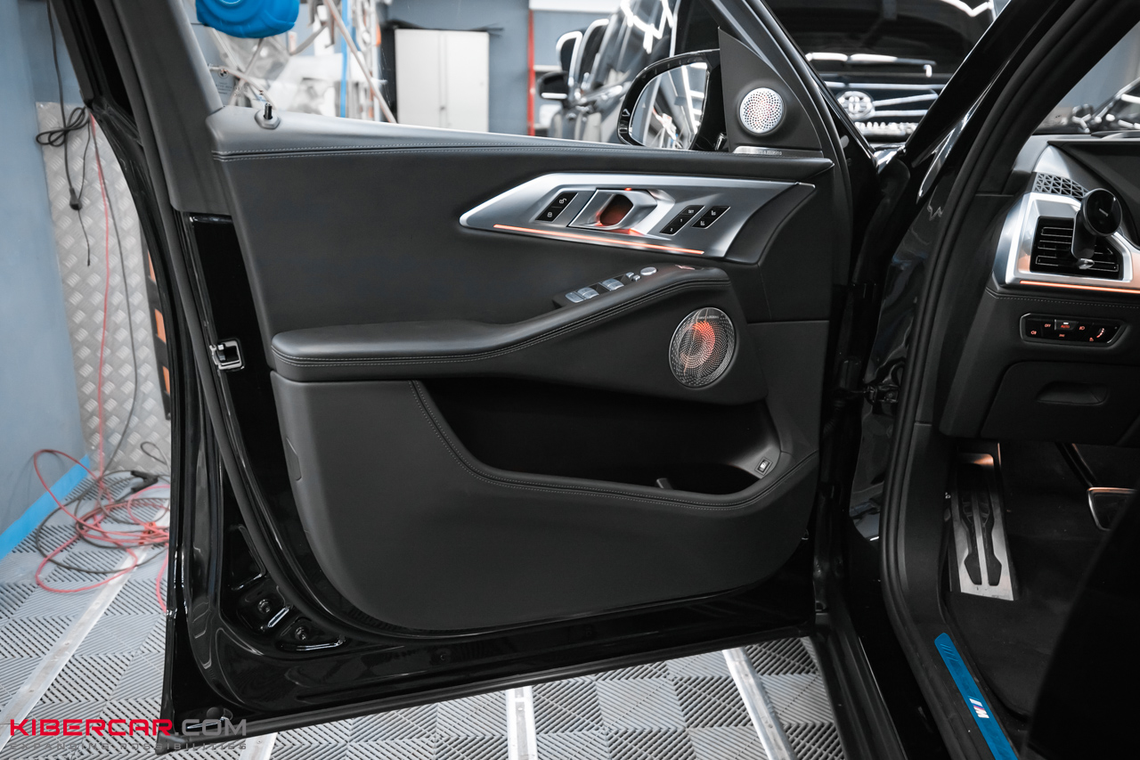 Перешив салона и руля с добавлением карбона на BMW XM: яркий интерьер в стиле автомобиля