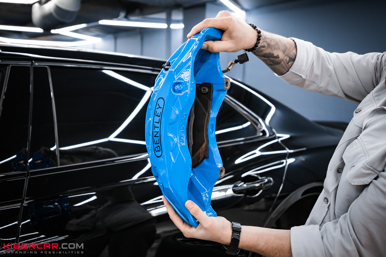 Новый образ Bentley Flying Spur: покраска дисков, суппортов и шильдиков