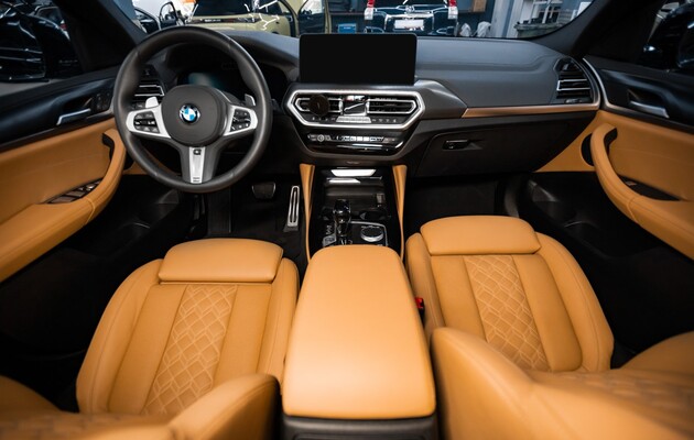 Перетяжка салона BMW X4 в бежевую наппу и алькантару