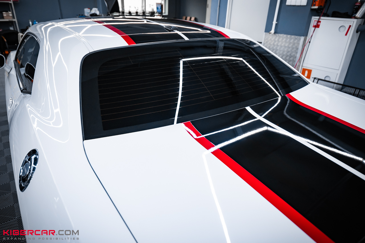 Двойная оклейка Dodge Challenger: спортивные полосы и защита кузова полиуретаном