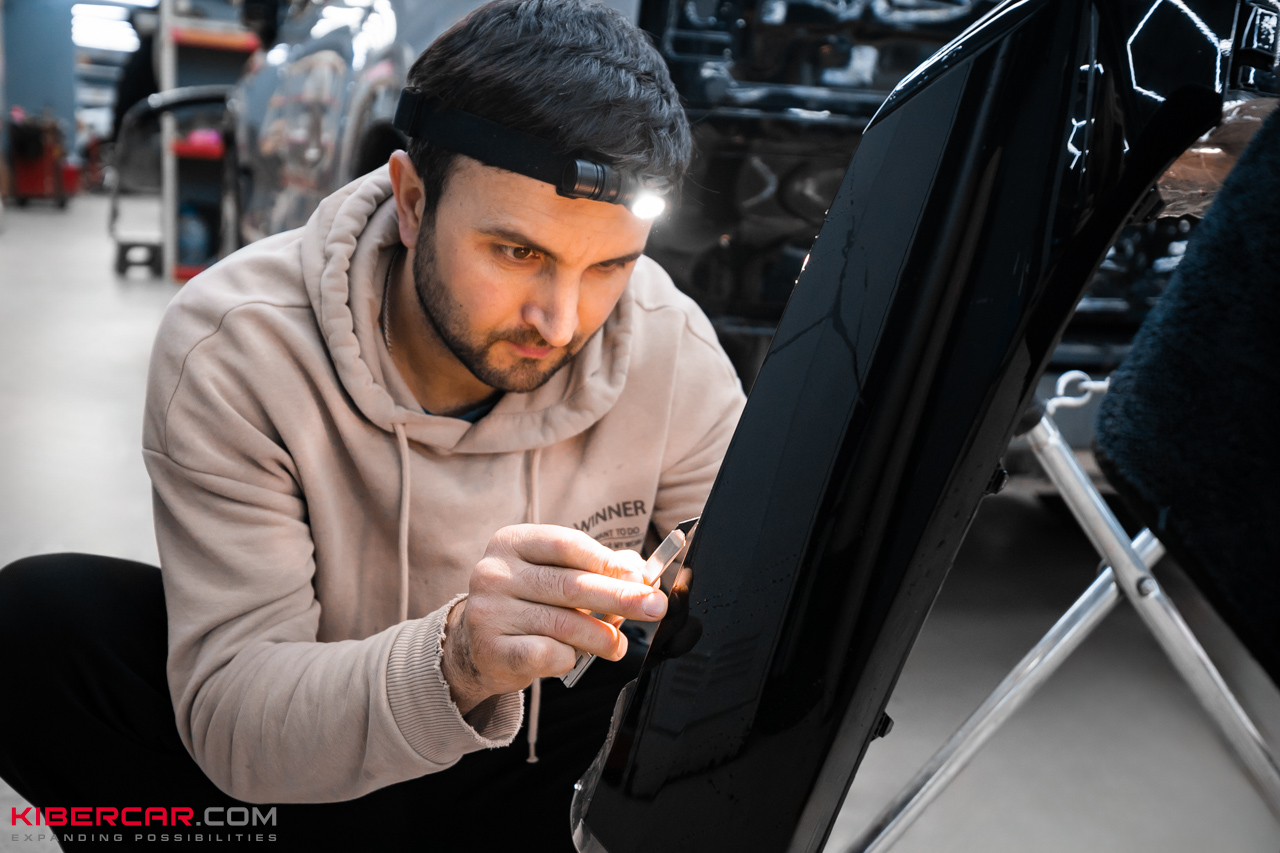 Оклейка защитной полиуретановой пленкой Zeekr 9X: сложный разбор и трендовое цветовое решение