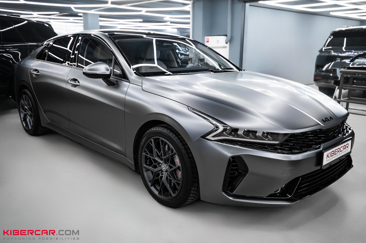 Аквапринт салона Kia K5: эффект натурального дерева в темно-сером оттенке