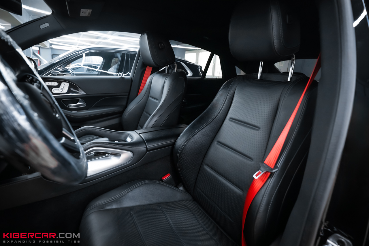 Замена ремней безопасности на Mercedes-Benz GLE Coupe: спортивный акцент в черном салоне