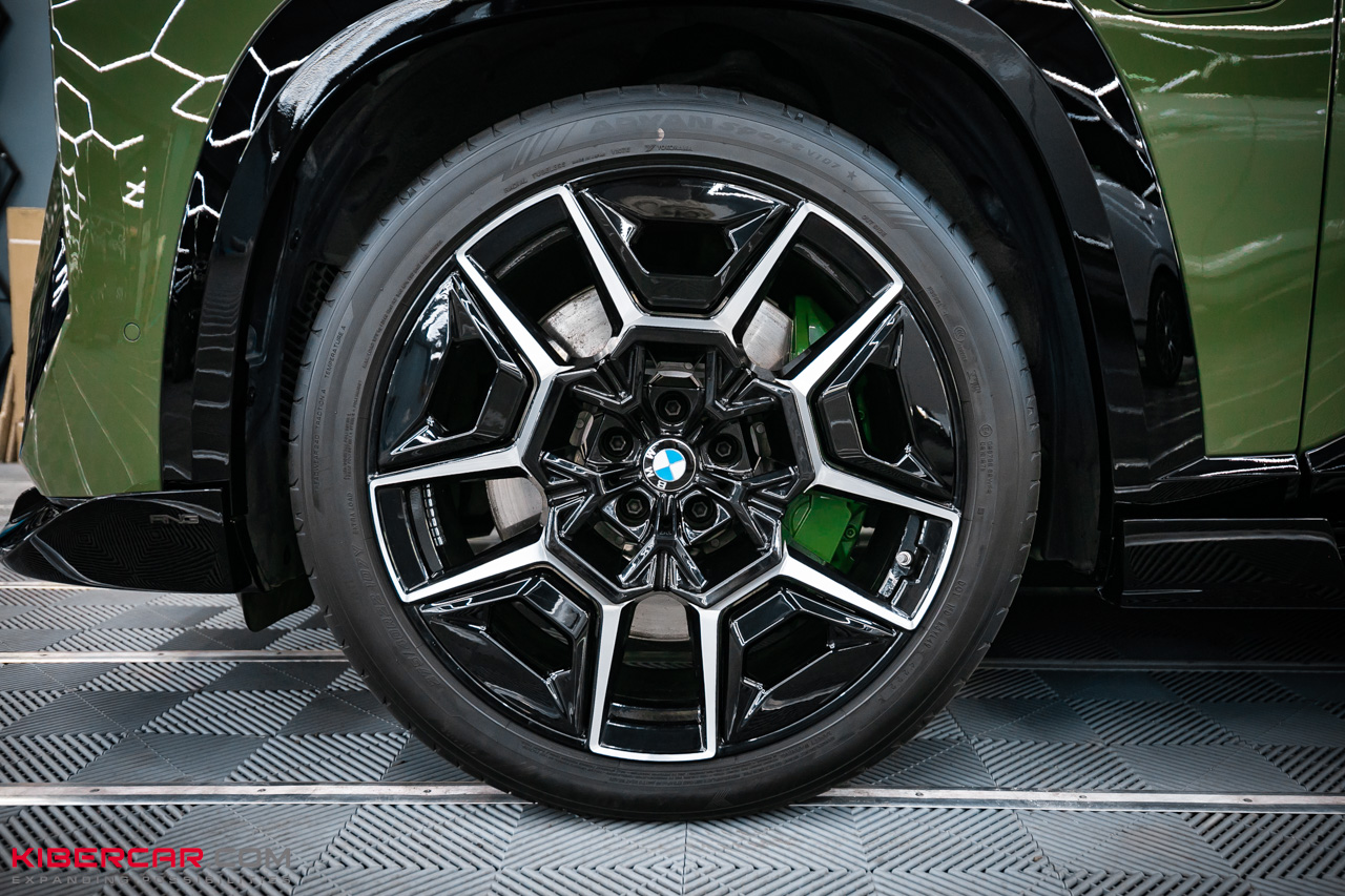 Оклейка, обвес и покраска суппортов на BMW XM: добавляем зеленые акценты