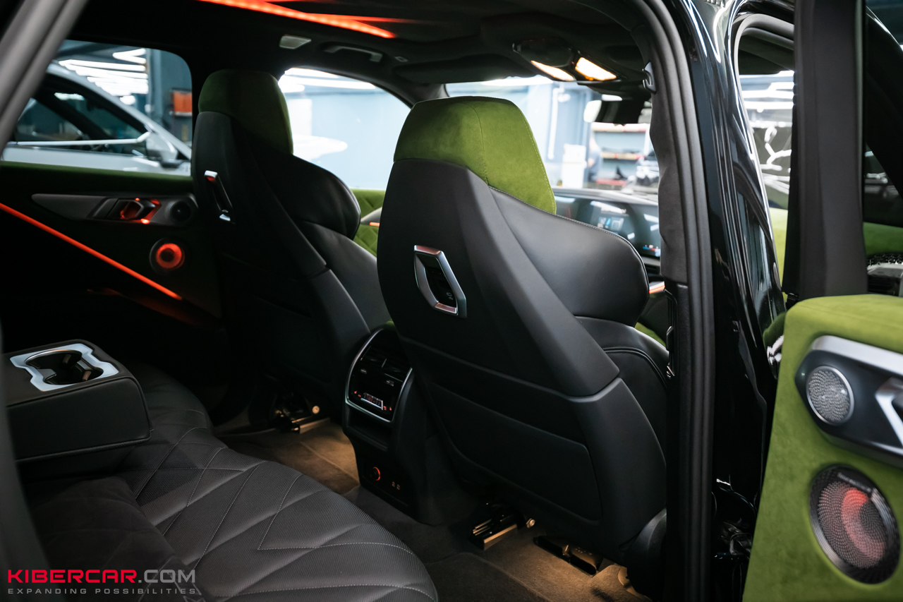 Перешив салона и руля с добавлением карбона на BMW XM: яркий интерьер в стиле автомобиля