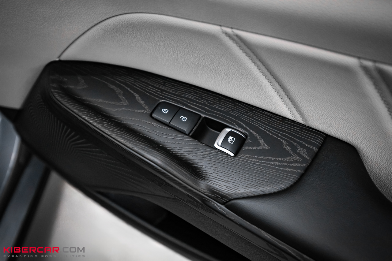 Аквапринт салона Kia K5: эффект натурального дерева в темно-сером оттенке