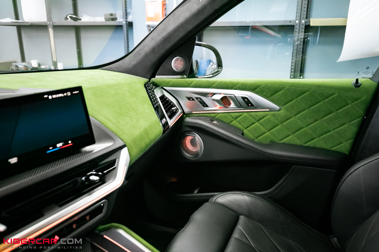 Перешив салона и руля с добавлением карбона на BMW XM: яркий интерьер в стиле автомобиля