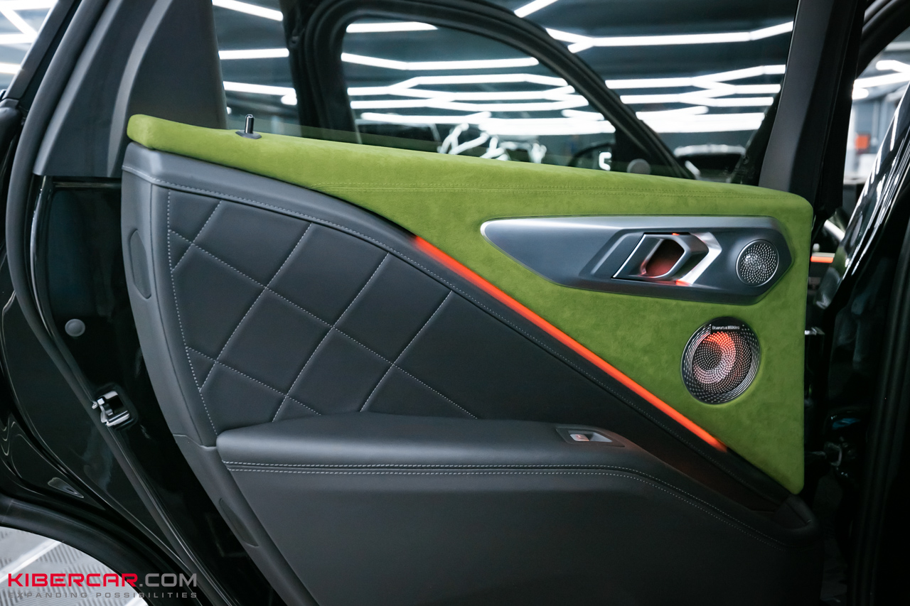 Перешив салона и руля с добавлением карбона на BMW XM: яркий интерьер в стиле автомобиля