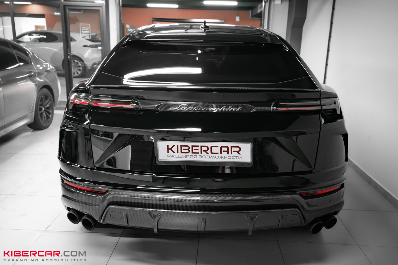 Оклейка Lamborghini Urus цветной полиуретановой пленкой с проемами: глубокий черный глянец вместо серого