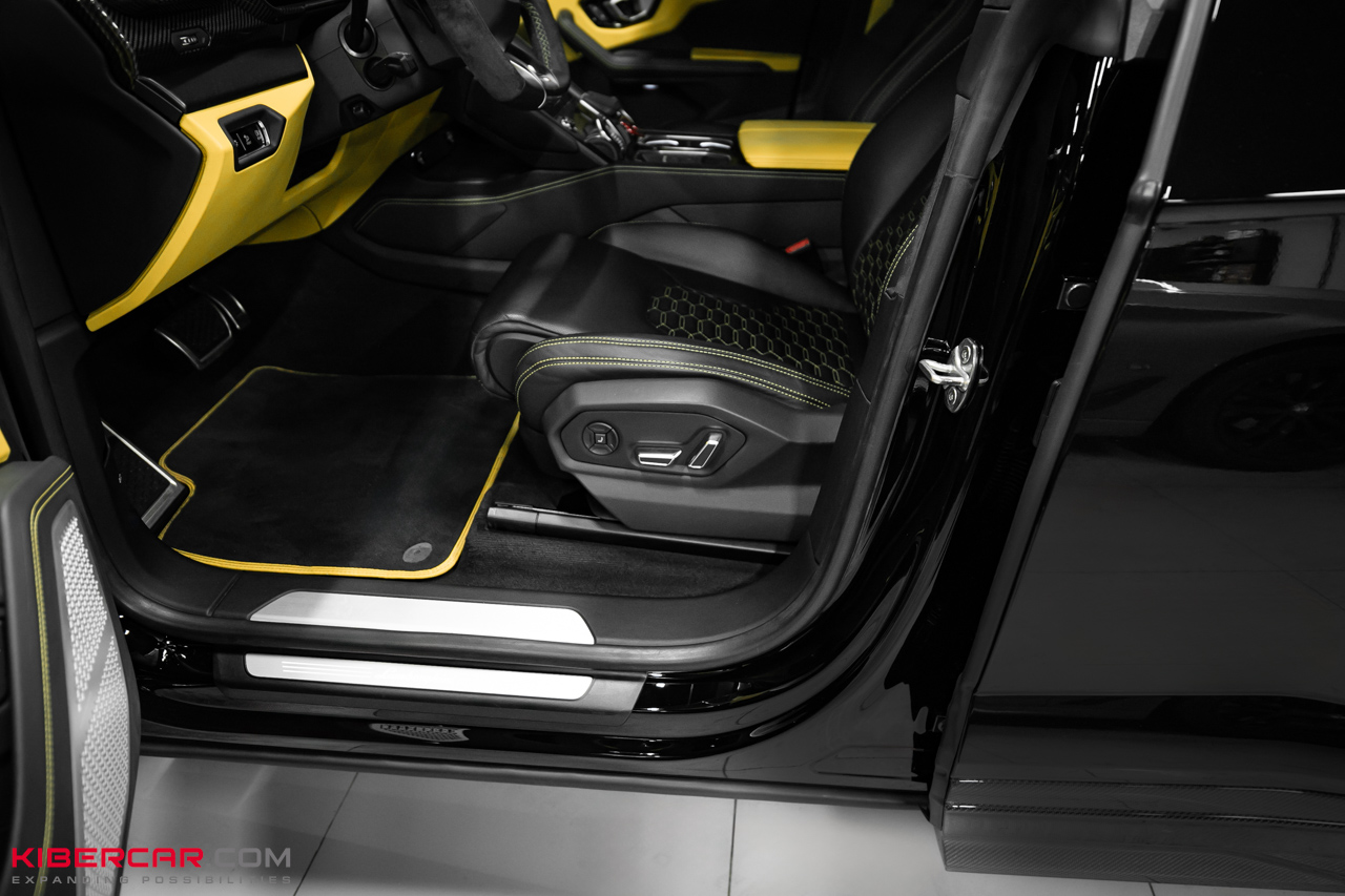 Оклейка Lamborghini Urus цветной полиуретановой пленкой с проемами: глубокий черный глянец вместо серого