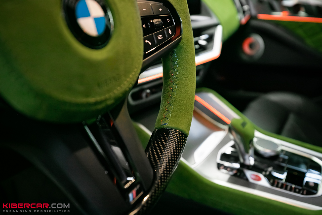 Перешив салона и руля с добавлением карбона на BMW XM: яркий интерьер в стиле автомобиля