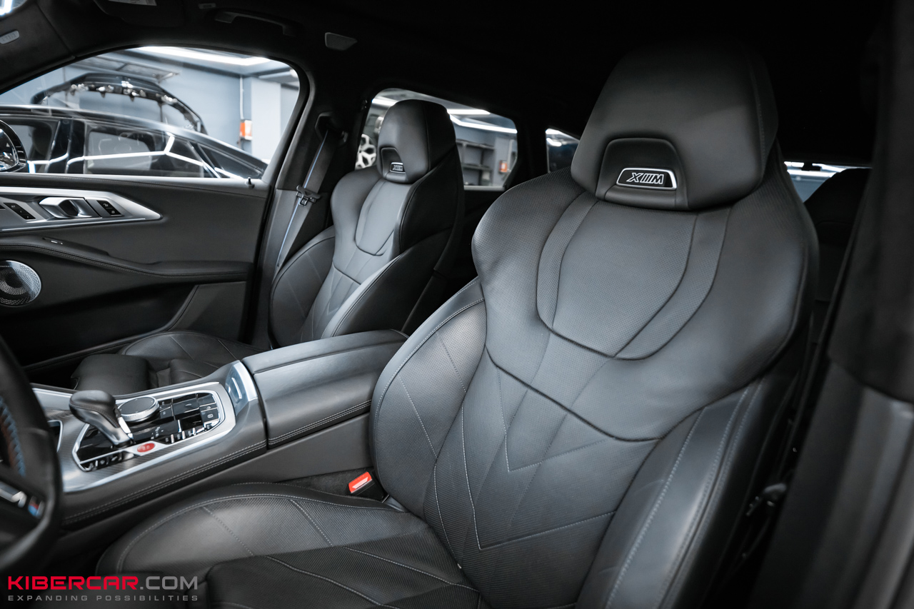Перешив салона и руля с добавлением карбона на BMW XM: яркий интерьер в стиле автомобиля