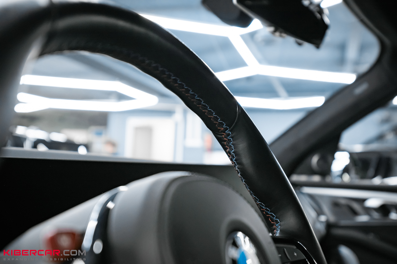 Перешив салона и руля с добавлением карбона на BMW XM: яркий интерьер в стиле автомобиля