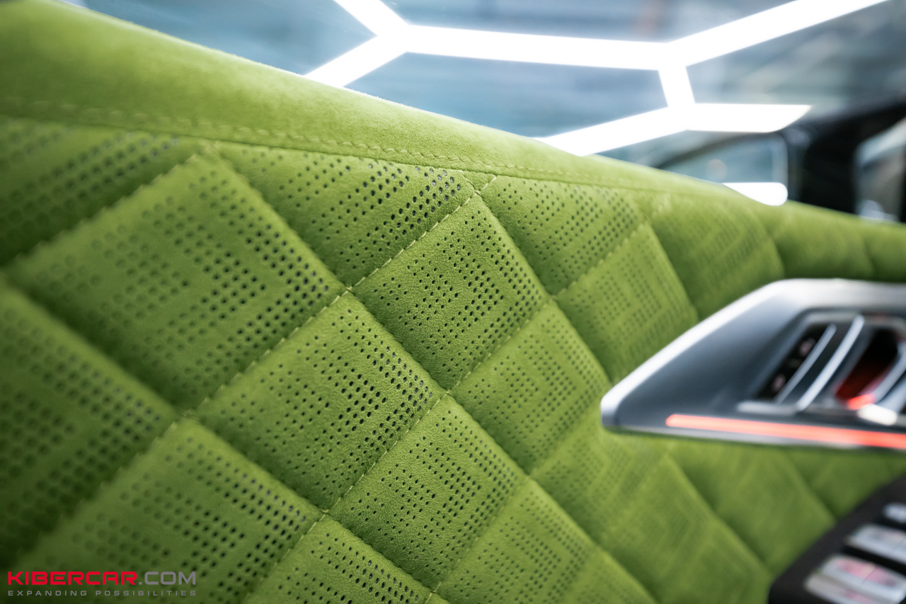Перешив салона и руля с добавлением карбона на BMW XM: яркий интерьер в стиле автомобиля