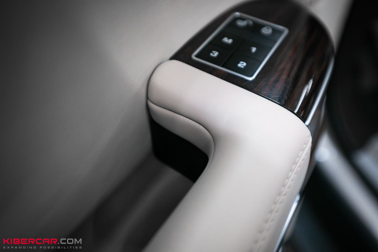 Реставрация кожи салона на Land Rover Range Rover: восстановили дверь, кресло и руль без перешива