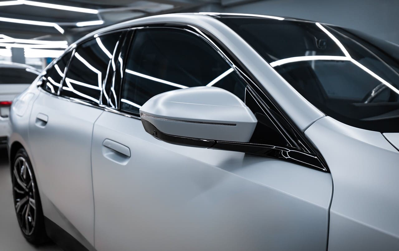 BMW М5 G90: оклейка кузова матовой пленкой