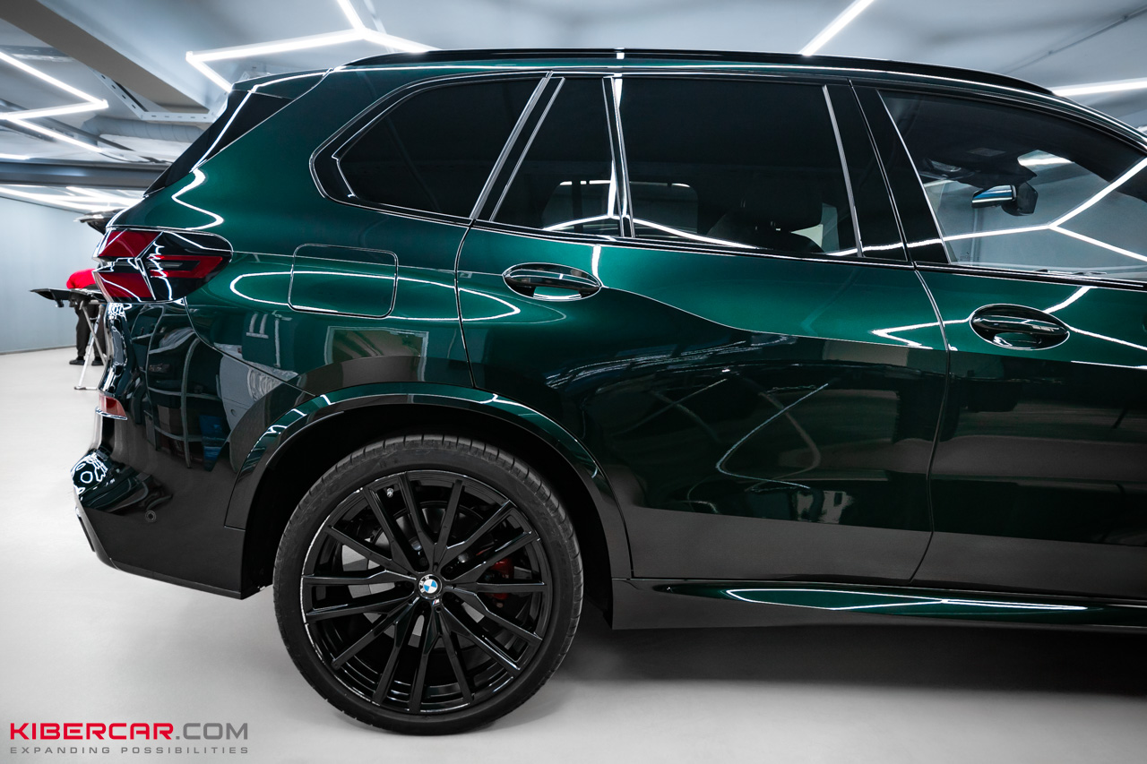 Оклейка BMW X5 глянцевой полиуретановой пленкой