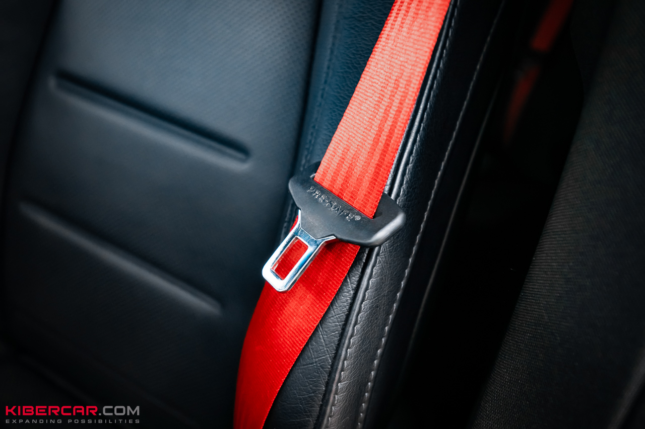 Замена ремней безопасности на Mercedes-Benz GLE Coupe: спортивный акцент в черном салоне