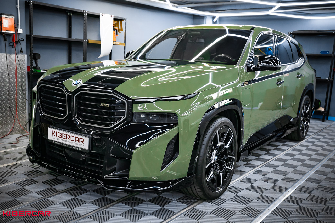 Перешив салона и руля с добавлением карбона на BMW XM: яркий интерьер в стиле автомобиля