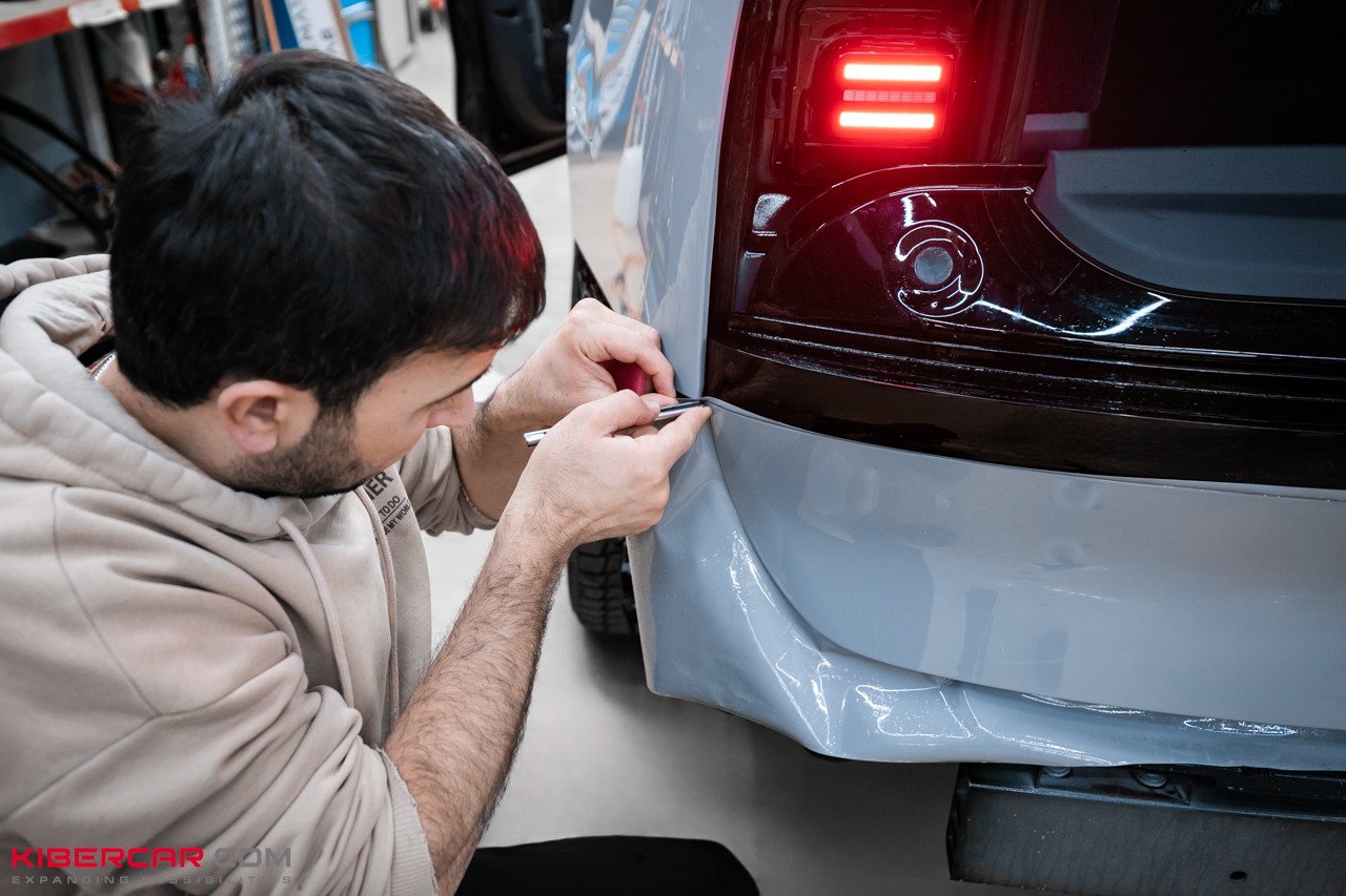 Оклейка защитной полиуретановой пленкой Zeekr 9X: сложный разбор и трендовое цветовое решение