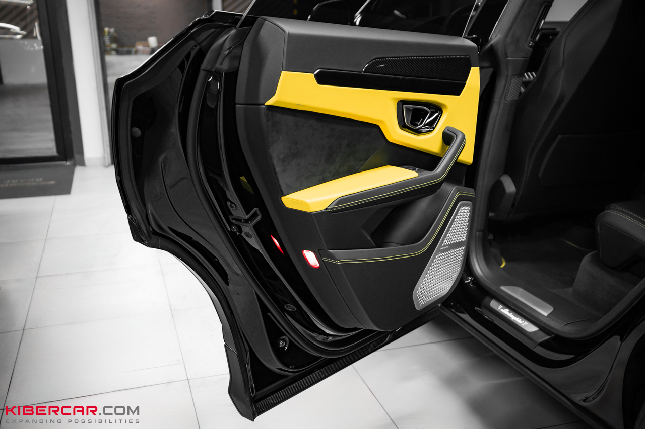 Оклейка Lamborghini Urus цветной полиуретановой пленкой с проемами: глубокий черный глянец вместо серого