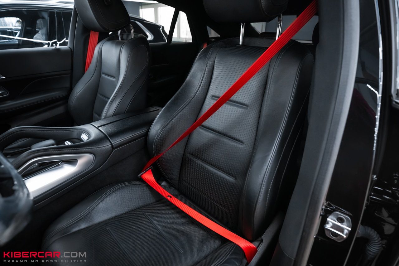 Замена ремней безопасности на Mercedes-Benz GLE Coupe: спортивный акцент в черном салоне