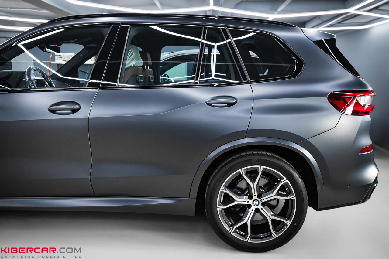 Новый облик BMW X5: антихром и оклейка матовым полиуретаном