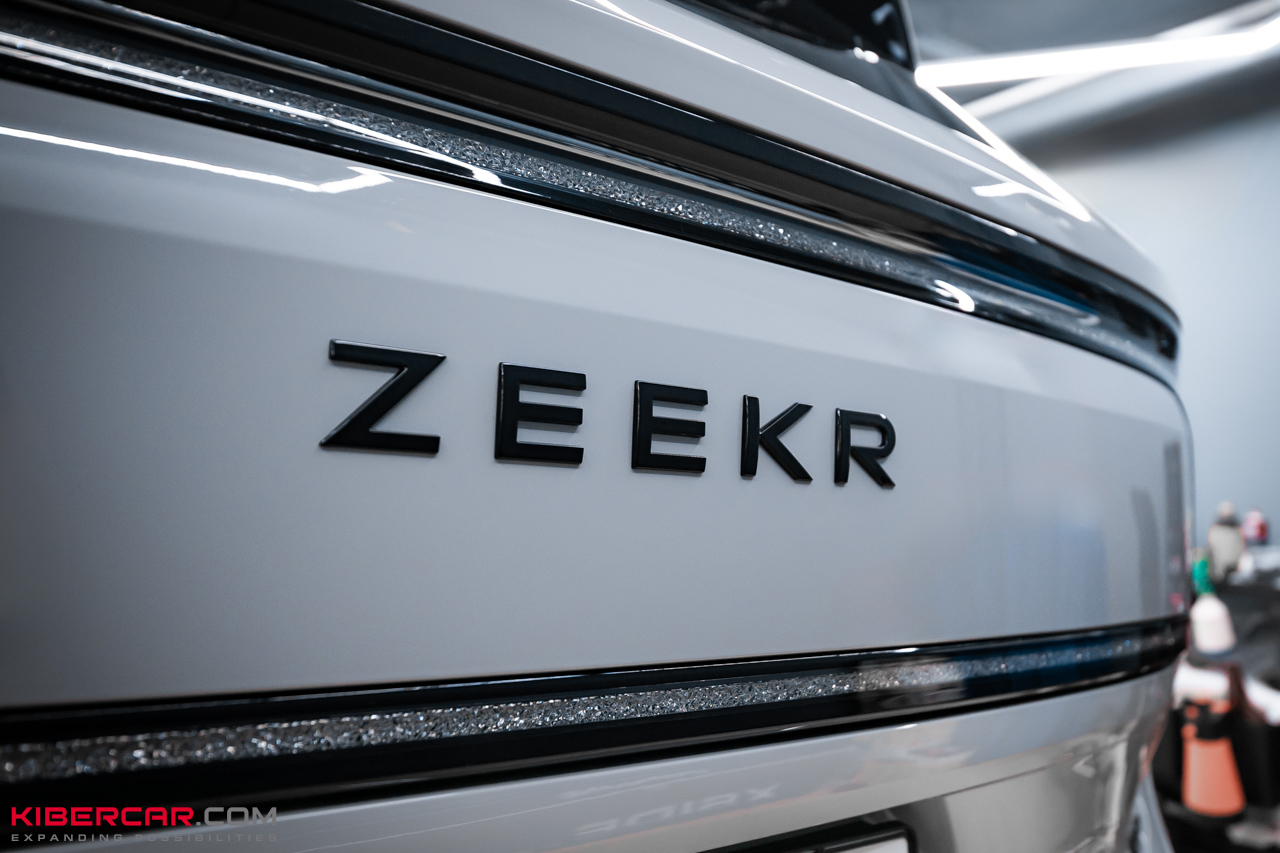 Оклейка защитной полиуретановой пленкой Zeekr 9X: сложный разбор и трендовое цветовое решение