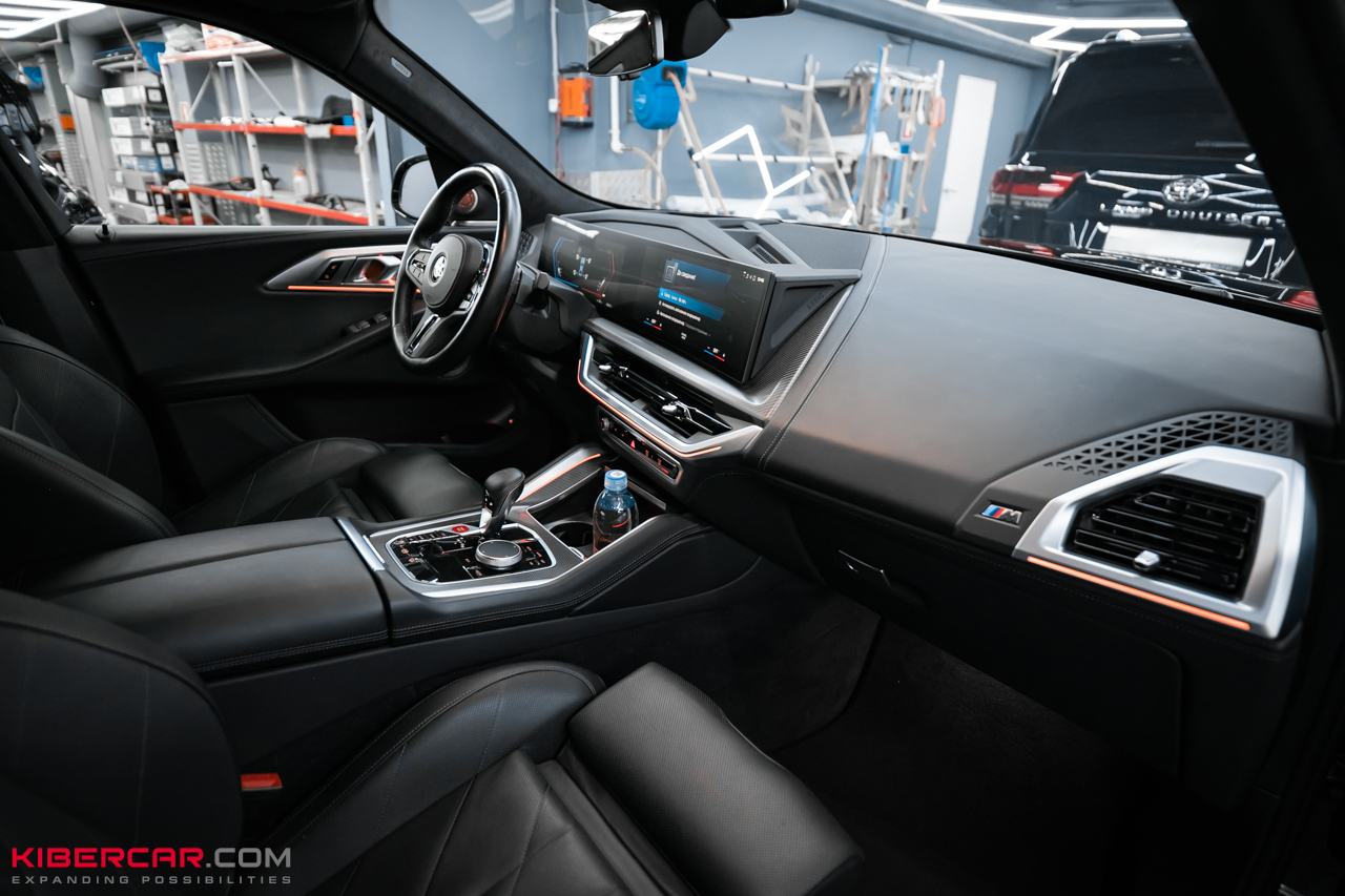 Перешив салона и руля с добавлением карбона на BMW XM: яркий интерьер в стиле автомобиля