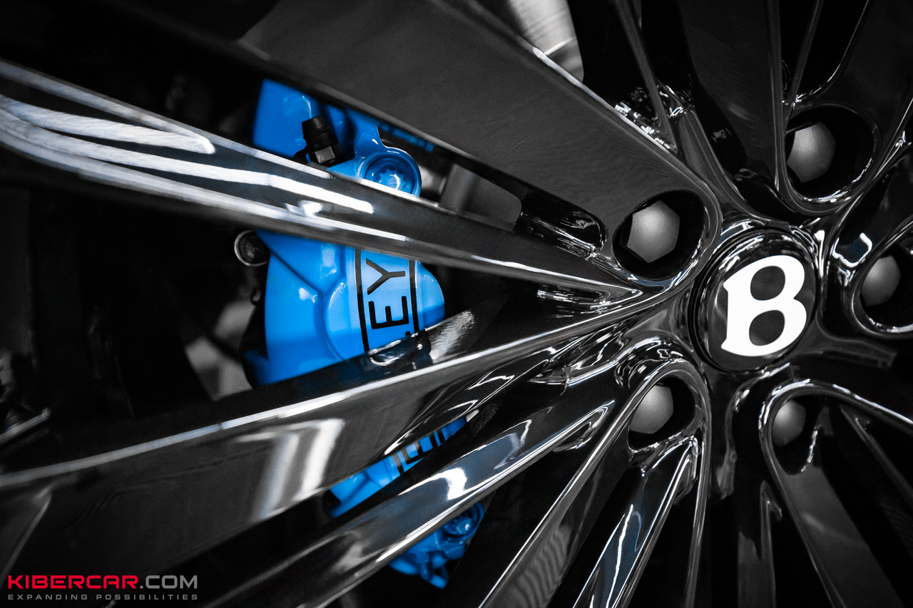 Новый образ Bentley Flying Spur: покраска дисков, суппортов и шильдиков