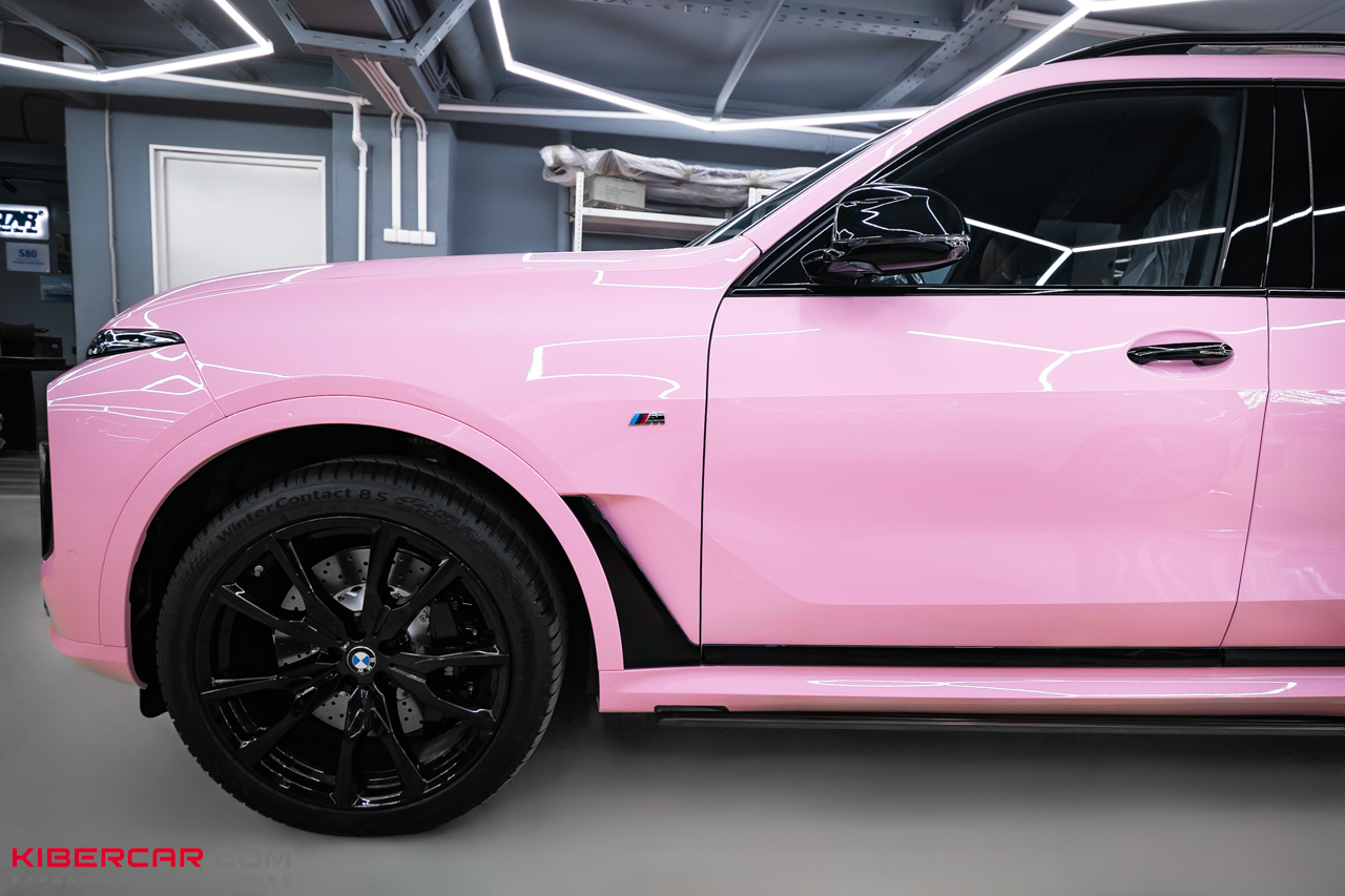 Оклейка BMW X7 розовой полиуретановой пленкой