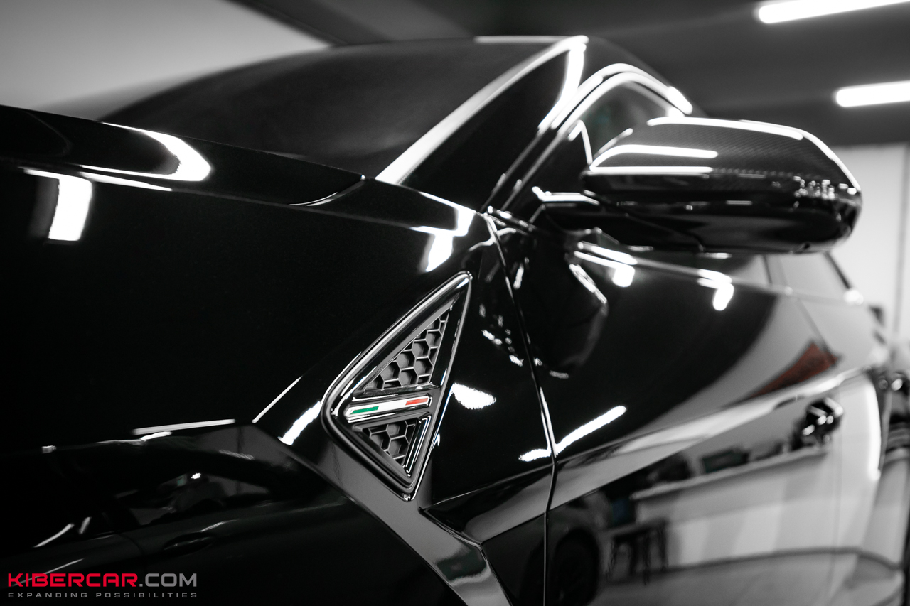 Оклейка Lamborghini Urus цветной полиуретановой пленкой с проемами: глубокий черный глянец вместо серого