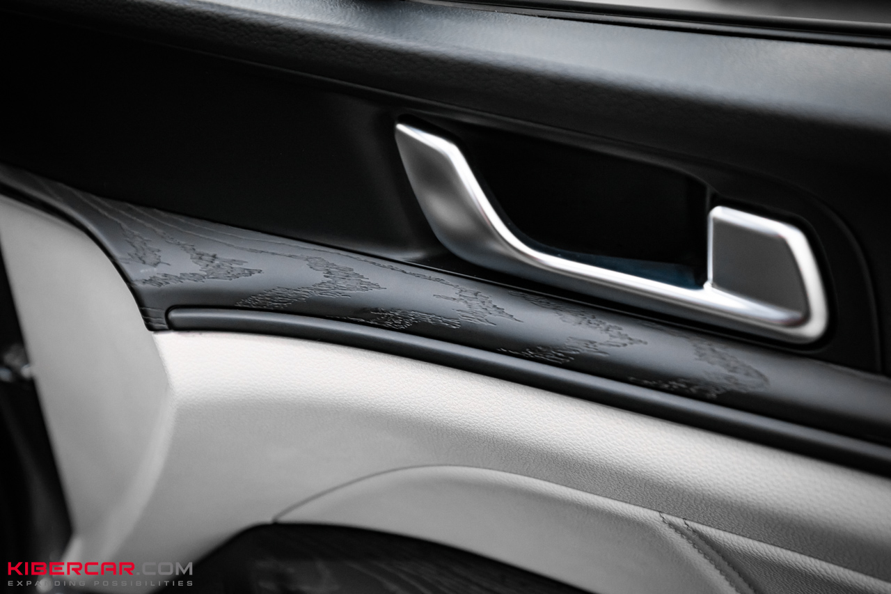 Аквапринт салона Kia K5: эффект натурального дерева в темно-сером оттенке