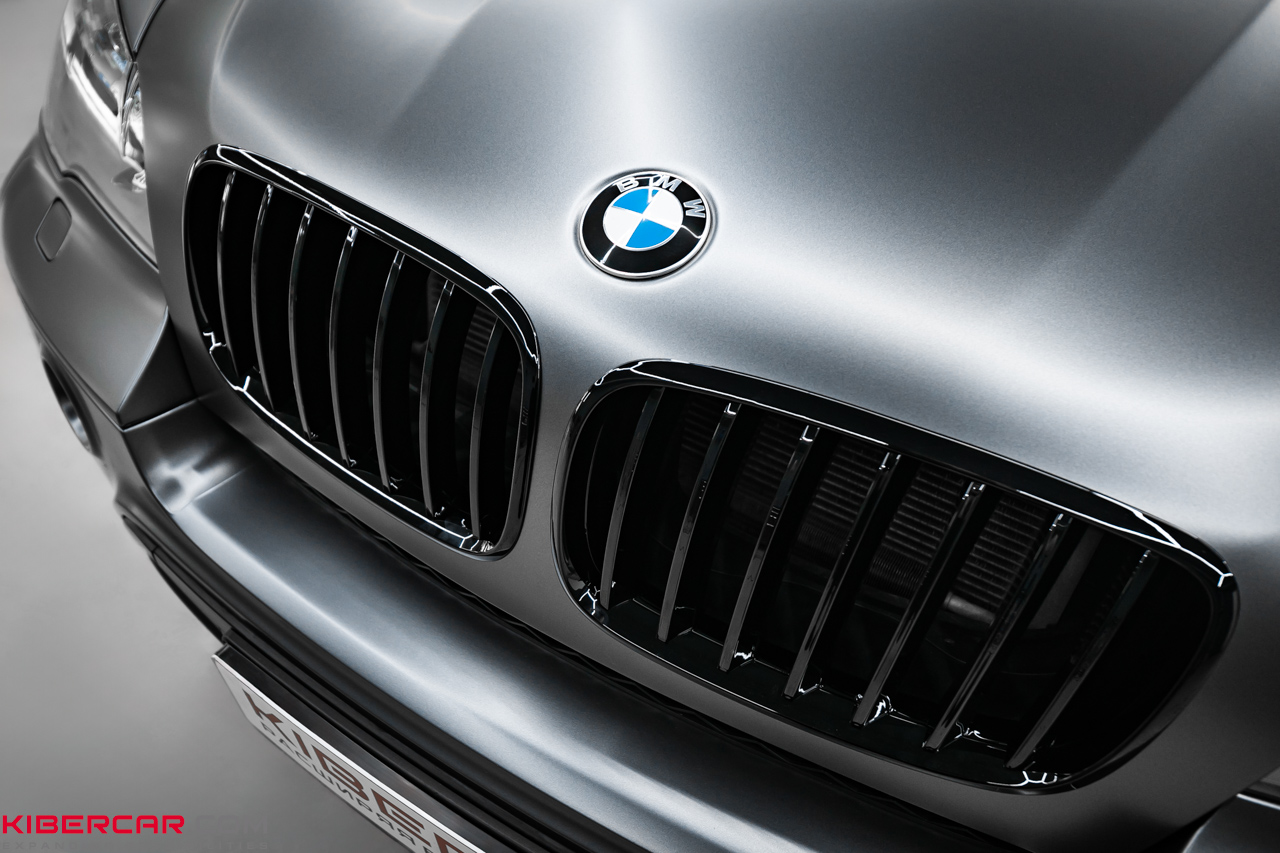 Антихром на BMW X5: обновление элементов кузова