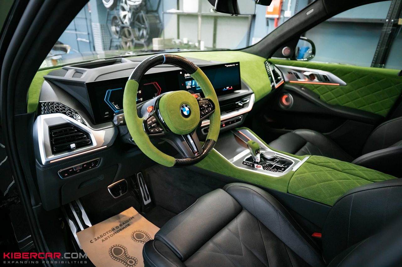 Перешив салона и руля с добавлением карбона на BMW XM: яркий интерьер в стиле автомобиля