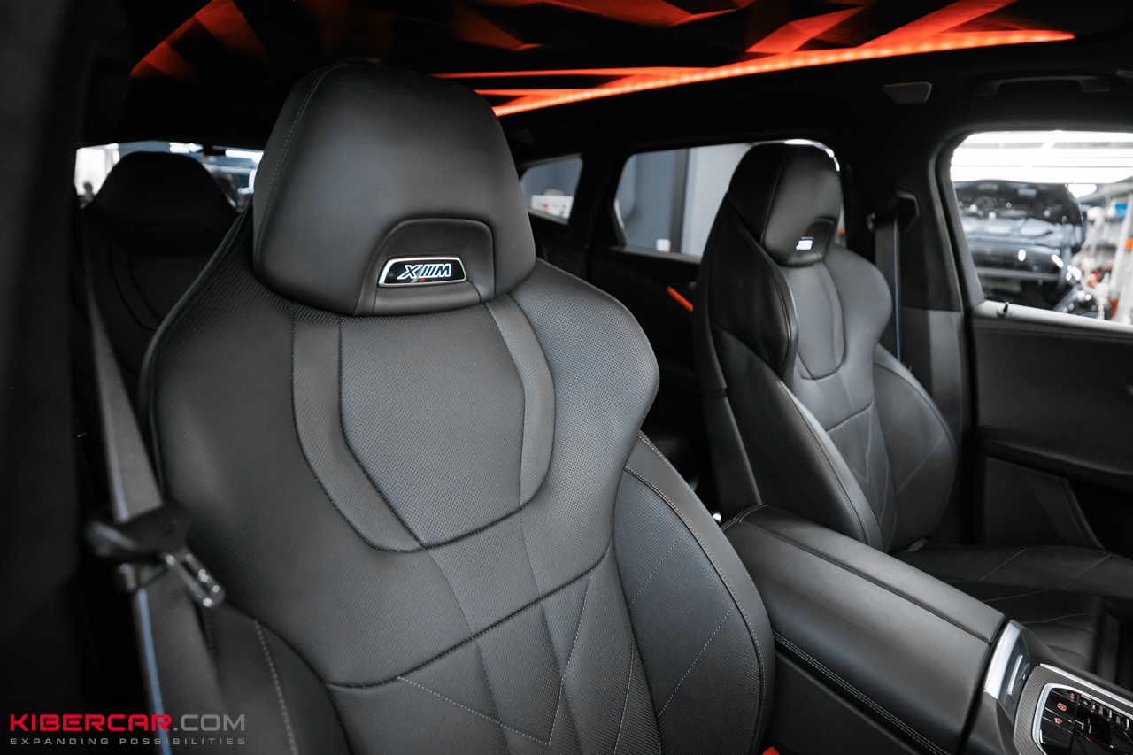 Перешив салона и руля с добавлением карбона на BMW XM: яркий интерьер в стиле автомобиля