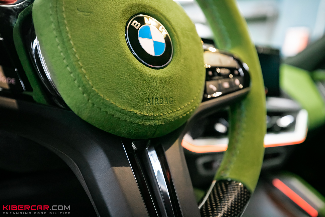 Перешив салона и руля с добавлением карбона на BMW XM: яркий интерьер в стиле автомобиля